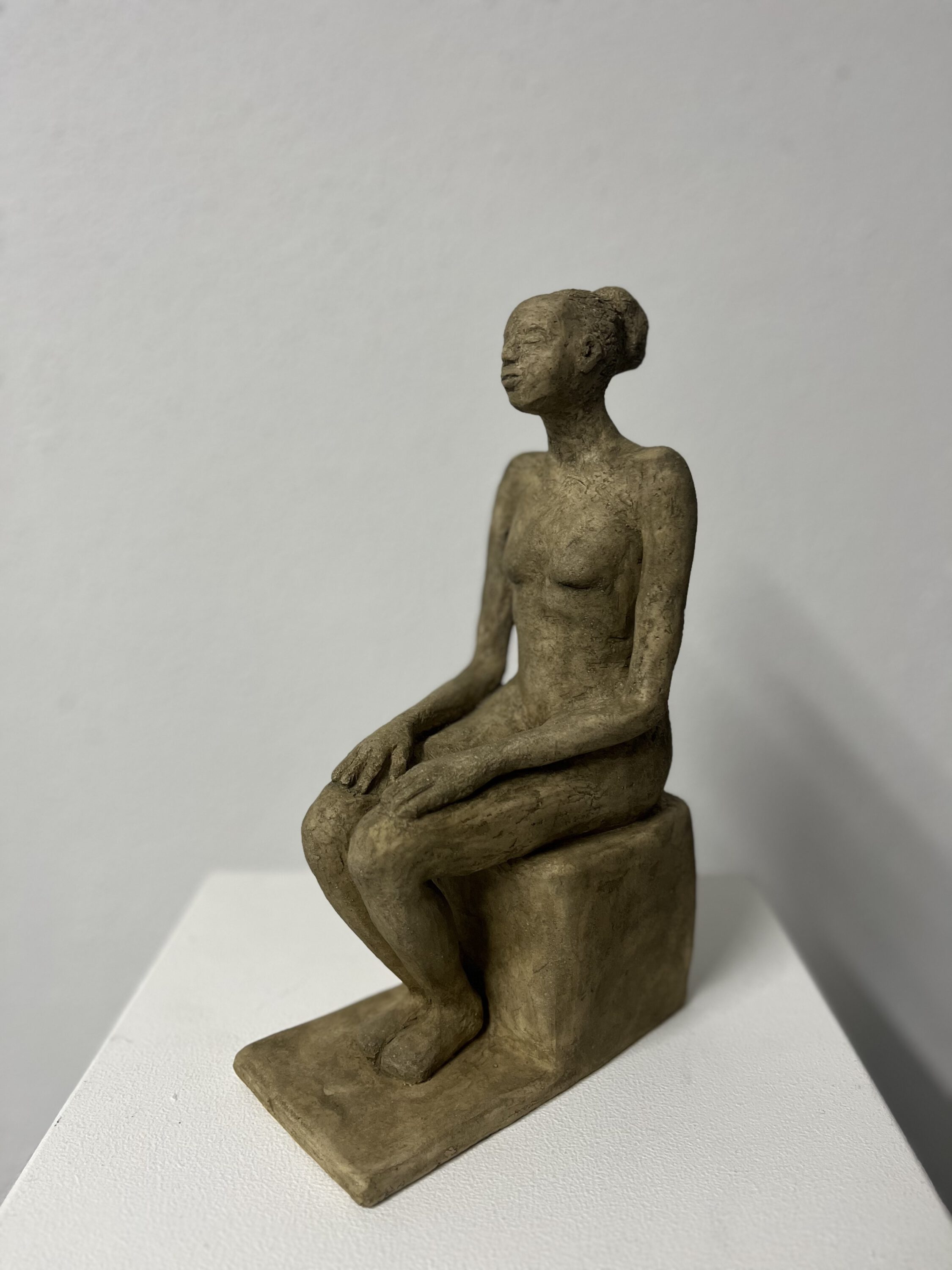 Eliane sitzend auf Hocker